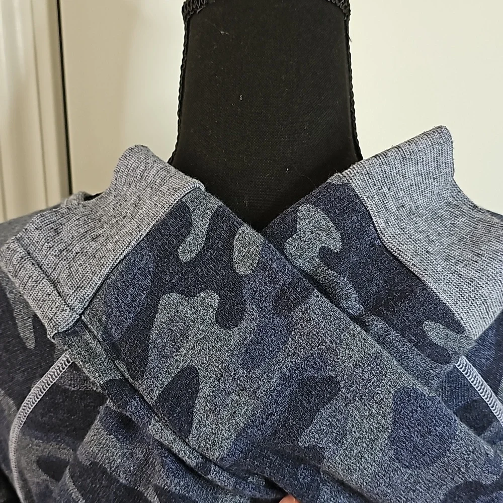 Blue camo oversized sweatshirt -fits 6-8 - Picture 3 of 5
